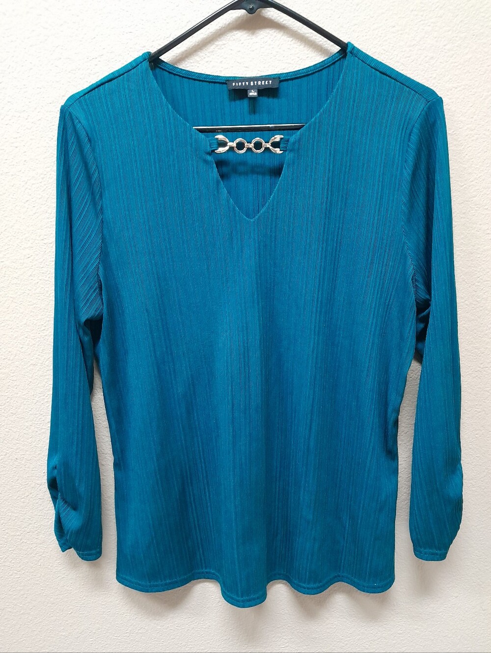 Rafaella Teal V-Neck Long Sleeve Top with Gold Chain Accent Size:L  Fifty Street